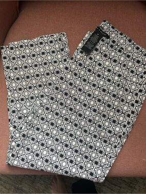 Black & White Geometric Patterned capris